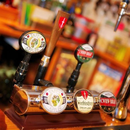 The Little Crown Inn Понтипул Екстериор снимка