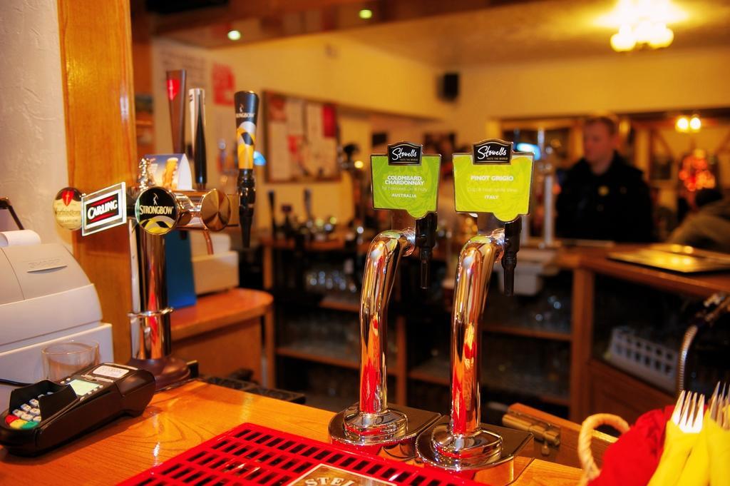The Little Crown Inn Понтипул Екстериор снимка